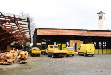Gneric metrelik fabrika sarı vans üst üste fabrika önünde