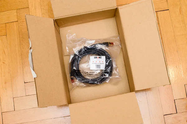 Кабель Amazon Red и высококачественный FTP Duronic CAT6a — стоковое фото