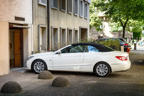 Роскошный автомобиль Mercedes-Benz CLK, въезжающий через гараж — стоковое фото