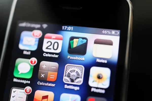 Iphone 2 g 首款智能手机从苹果电脑与运行应用程序 — 图库照片