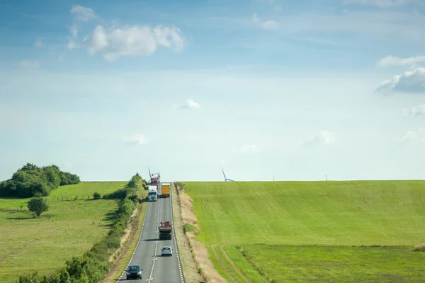 고속도로 ith 자동차, 트럭 녹색 필드와 windmil의 항공 보기 — 스톡 사진