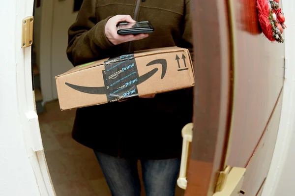 UPS parcela de entrega mujer escaneando paquete de Amazon ret en línea —  Fotos de Stock