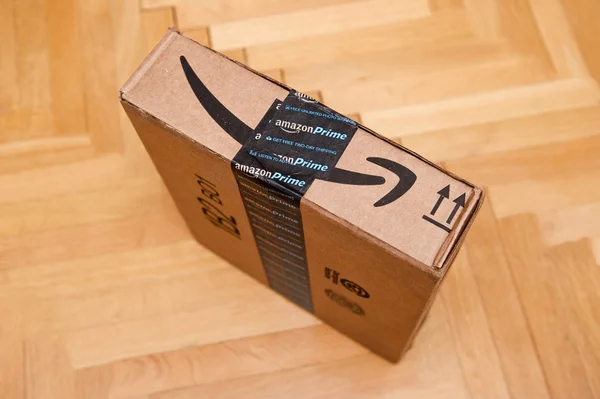 Panah senyum Amazon Prime pada kotak kardus paket — Stok Foto