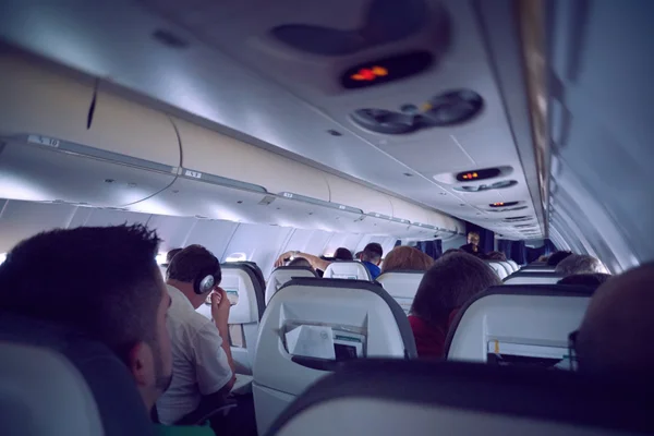 Personnes voyageant à l'intérieur avion — Photo