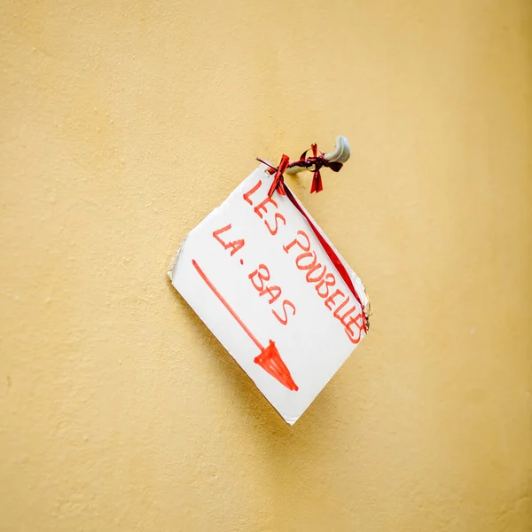 Les poubeles la bas - übersetzt: der Mülleimer ist da - Schild auf den Straßen von aix-en-provence, Südfrankreich — Stockbild Anleitung für den Mülleimer in französischer Sprache — Stockfoto