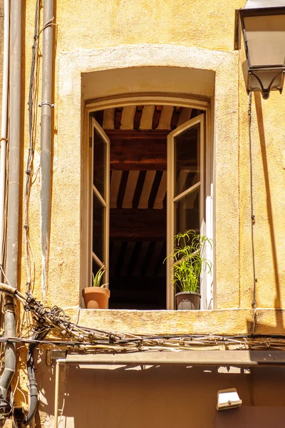 Buka jendela appratment vintage — Stok Foto