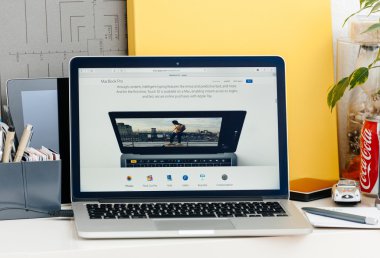 Yeni Macbook Pro retina ile değmek-barlar - dokunmatik ID üstünde laptop