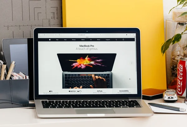 Nuevo MacBook Pro retina con barra táctil manos humanas usando barra oled —  Fotos de Stock