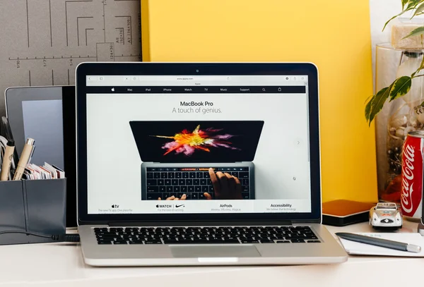 Nový Macbook Pro retina s touch panel lidské ruce oled panel — Stock fotografie