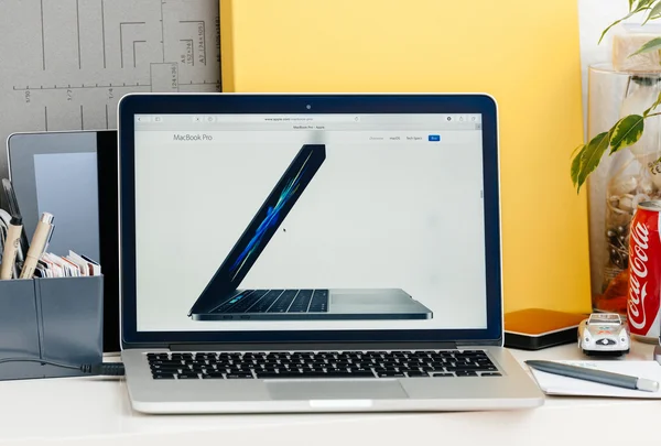 New MacBook Pro retina touch bar side view of laptop — Stock Photo, Image