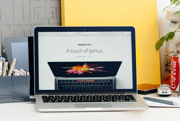 Nowy Macbook Pro retina z touch bar - dotyk geniuszu — Zdjęcie stockowe