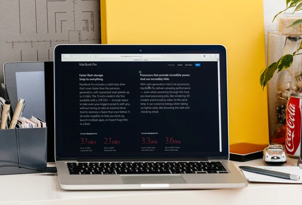 Cpu とフラッシュ仕様バー タッチで新しい Macbook Pro の網膜 — ストック写真