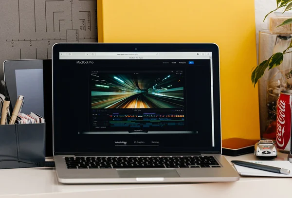 New MacBook Pro retina with touch bar final cut pro — Stock Photo, Image