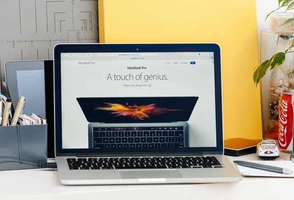 New MacBook Pro retina with touch bar a touch of genius — Stock Photo, Image