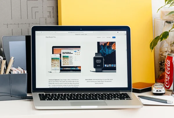Новий Macbook Pro сітківки з сенсорним бар Apple Watch і Універсал — стокове фото