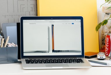 Yeni Macbook Pro retina ile değmek Karşılaştır mac bar