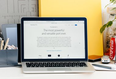 Yeni Macbook Pro retina touch yıldırım 3 ayrıntı bar