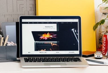 Dokunmatik bar iphone 7 artı ile yeni Macbook Pro retina