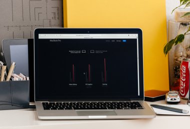 Yeni Macbook Pro retina dokunmatik bar performansı yeni tur ile