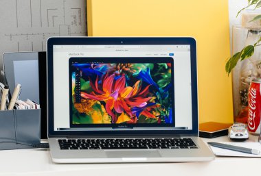 Yeni Macbook Pro retina dokunmatik bar geniş dizisi ekran ile