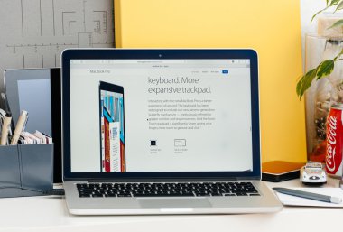 Yeni klavye ve trac olan dokunmatik çubuk ile yeni Macbook Pro retina