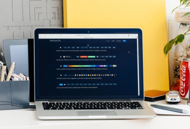 Yeni Macbook Pro retina sof ilişkin tüm kısayolları ile dokunmatik çubuklu
