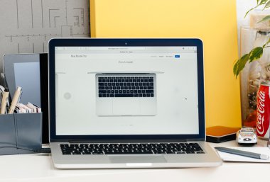 Yeni Macbook Pro retina olmadan dokunmatik bar