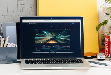 Yeni Macbook Pro retina dokunmatik Bar final pro kesmek