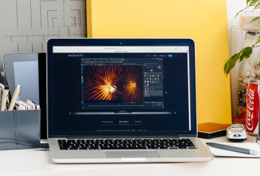 Yeni Macbook Pro retina ile 3d grafik yazılımı ile dokunmatik bar