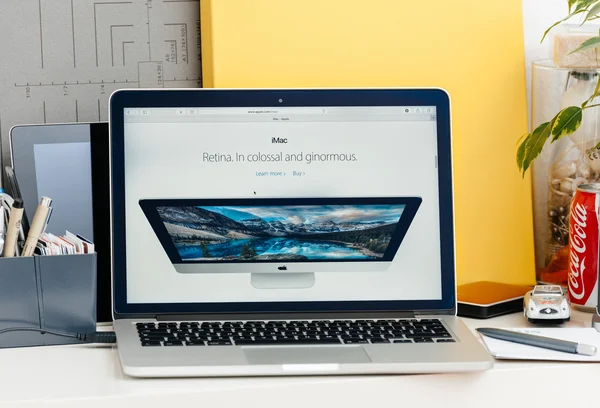 Nieuwe Macbook Pro retina met touch bar — Stockfoto