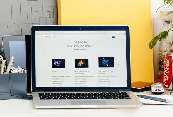 Nieuwe Macbook Pro retina met touch bar, all-nieuwe-macbook pro lineu — Stockfoto