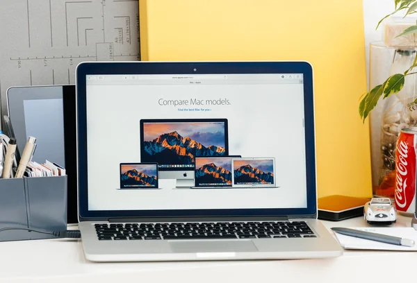 Nieuwe Macbook Pro retina met touch bar vergelijk mac-modellen — Stockfoto