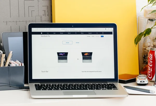 ノート パソコンを比較するバー タッチで新しい Macbook Pro の網膜 — ストック写真
