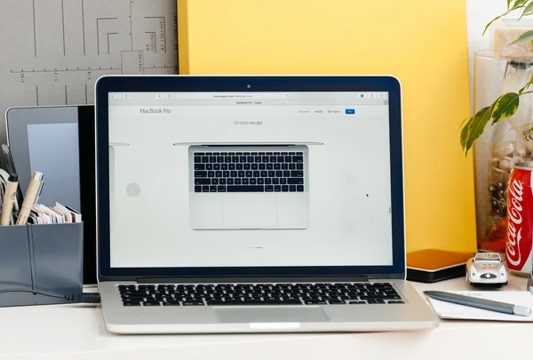 Nieuwe Macbook Pro retina zonder aanraking bar — Stockfoto