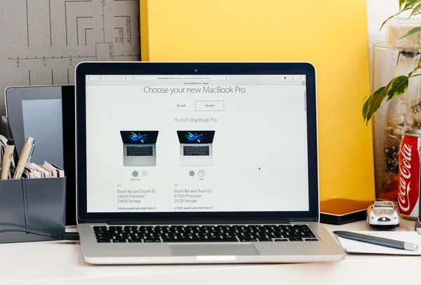 Nouvelle rétine MacBook Pro avec touch bar touch id, processeur, stora — Photo