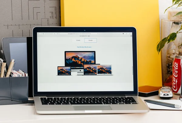 Nieuwe Macbook Pro retina met touch bar - vind de beste mac voor yo — Stockfoto