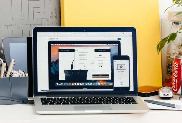 Nieuwe Macbook Pro retina met touch bar met apple pay transactie — Stockfoto