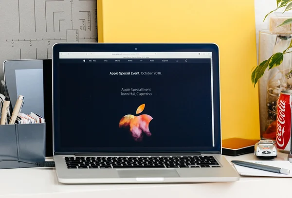 Nuovo MacBook Pro retina con touch bar mela evento speciale — Foto Stock