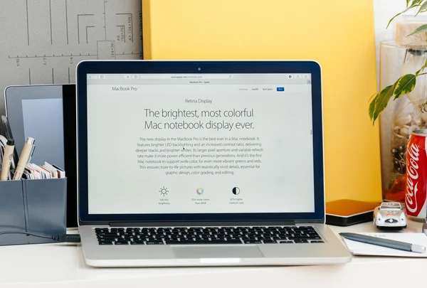 Νέο Macbook Pro retina με touch bar οθόνη ευρείας γκάμας — Φωτογραφία Αρχείου