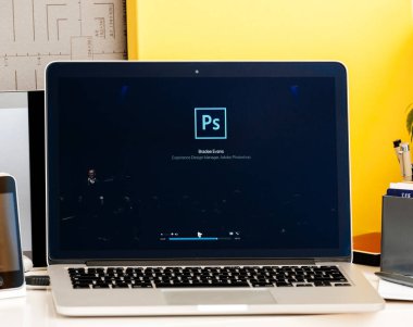 MacBook Pro dokunmatik Bar sunu bradee evans photoshop oled