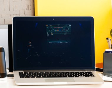 Dj sunumunu MacBook Pro dokunmatik Bar