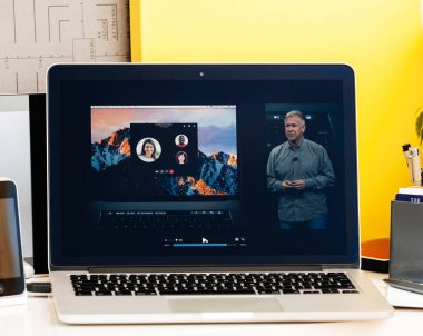 MacBook Pro dokunmatik Bar sunum oled ve yazılım