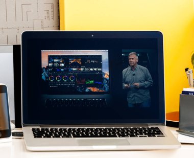 MacBook Pro dokunmatik Bar sunum oled ve yazılım