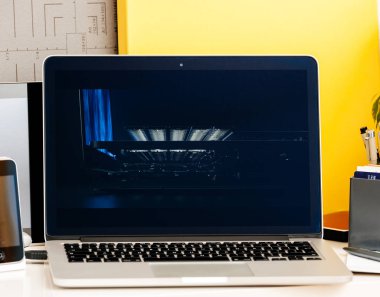MacBook Pro dokunmatik Bar sunu Jhony Ive film