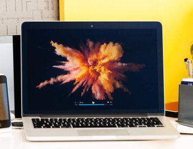 MacBook Pro dokunmatik Bar sunu Jhony Ive film