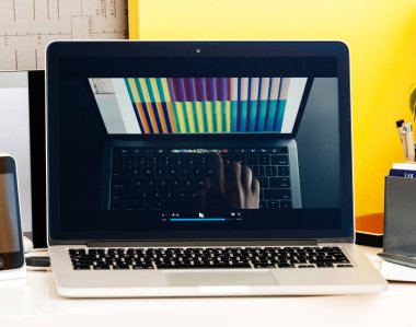 MacBook Pro dokunmatik Bar sunu Jhony Ive film