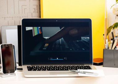 MacBook Pro dokunmatik Bar sunu Jhony Ive film