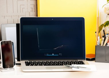 MacBook Pro dokunmatik Bar sunu Jhony Ive film
