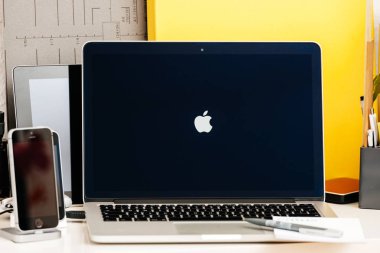 Apple logosu Macbook Pro Oled