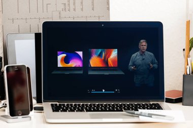 MacBook Pro dokunmatik Bar sunu geniș dizisi ekran 